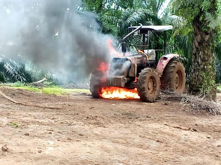 Amarah Memuncak, Warga Bakar Alat Berat Milik PT BRS