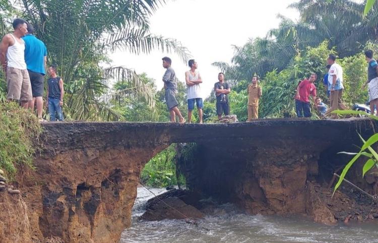 Banjir Runtuhkan Rumah dan Jalan di Mukomuko, Petani Sawit Kalang Kabut