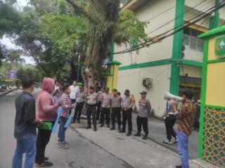 Komapalhi Demo di DLHK Riau. Ricuh!