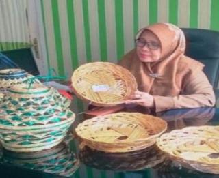 Anyaman Lidi Sawit Asal Mukomuko Viral Sampai ke Malaysia