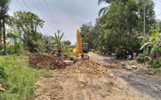 Perusahaan Pemenang Tender Pembangunan Jalan Diminta Perbaiki Jalan Rusak